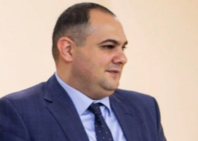 Elmar Əliyev ölkəni necə talayır???