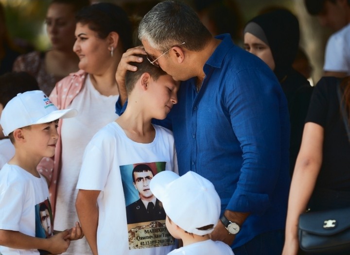 “Şəhidlərin sevinc göz yaşlarına bürünən gecə” Foto/Video