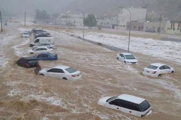 Körfəz ölkəsində sel fəlakəti: Çox sayda ölən var, ordu səfərbər edildi - FOTO