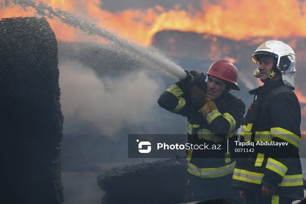 Bakıda taxta bazarı yanır