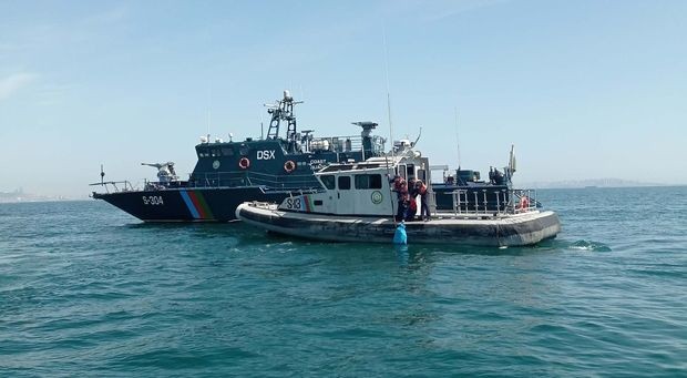 Dövlət sərhədimizi pozan qayığa xəbərdarlıq atəşi: Saxlanılanlar var - FOTO