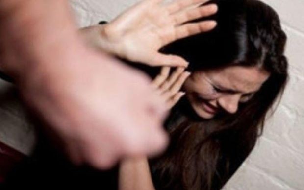 Kişi azyaşlı övladını danlayan bacısını döydü - MƏHKƏMƏ