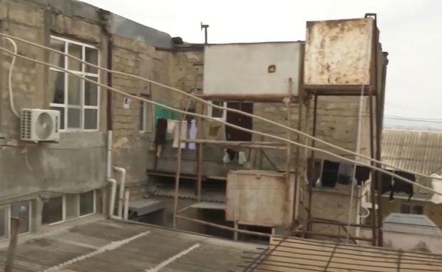 Bakıda təhlükəli vəziyyət: 130-dan çox yaşı olan bina hər an uça bilər - VİDEO