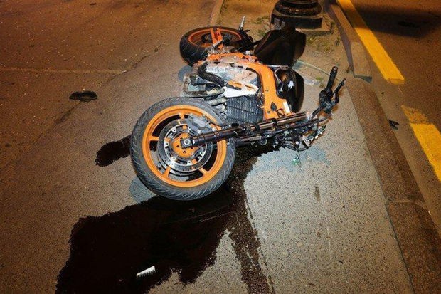 Bakıda motosikletlə avtomobil toqquşub, gənc qız yaralanıb