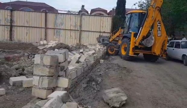 Gəncədə qanunsuz tikili sökülüb - FOTO/VİDEO