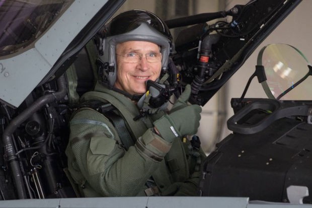 NATO baş katibi qırıcı təyyarədə ikinci pilot oldu - FOTO