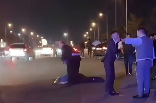Bakıda toydan çıxan iki şəxsi avtomobil vuraraq öldürüb - VİDEO