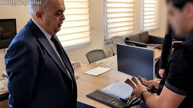 Nazir rüşvət almaqda təqsirləndirilən şəxsi işdən çıxardı