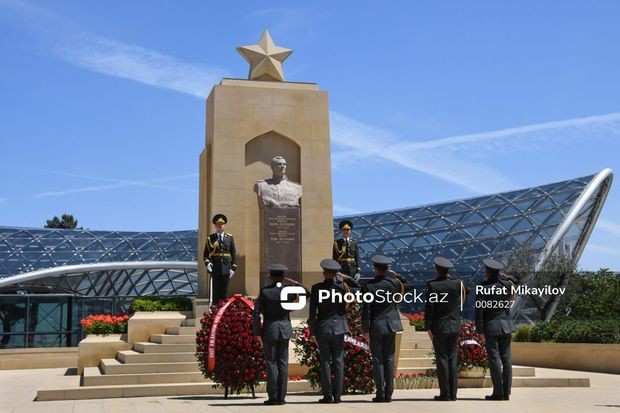 Həzi Aslanovun xatirəsi məzarı başında anıldı - FOTOREPORTAJ