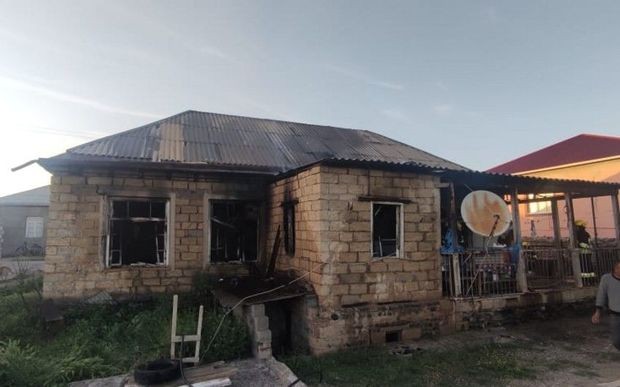Spirtli içki qəbul edib evini yandırdı - FOTO