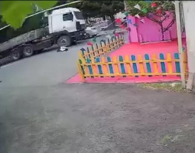 Yolu keçmək istəyən kişini ağırtonnajlı maşın vurdu - ANBAAN VİDEO