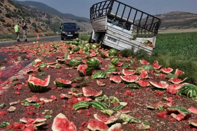Qarpızla dolu yük maşını dərəyə aşdı: Xəsarət alan var