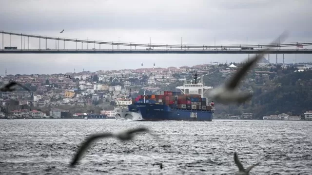 Türkiyə gəmilər üçün Bosfor və Çanaqqala boğazlarından keçid haqqını artırıb