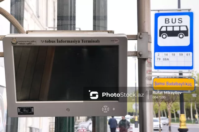 Avtobus dayanacaqlarındakı lövhələr sakinlərdə çaşqınlıq yaradır
