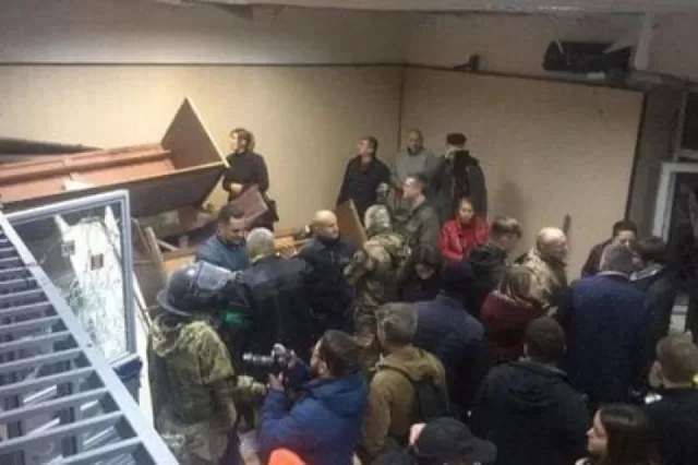 Məhkəmədə qalmaqal düşdü, hakim çəkilişi saxladı