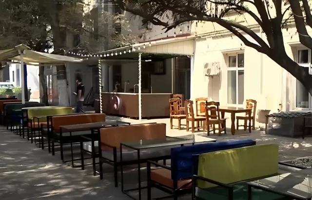 Restoran açıb səkini zəbt etdilər