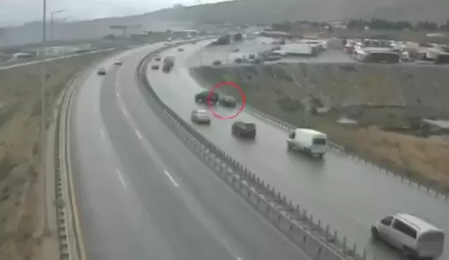 Bakıda geriyə hərəkət edən avtomobil zəncirvari qəzaya səbəb oldu - ANBAAN VİDEO