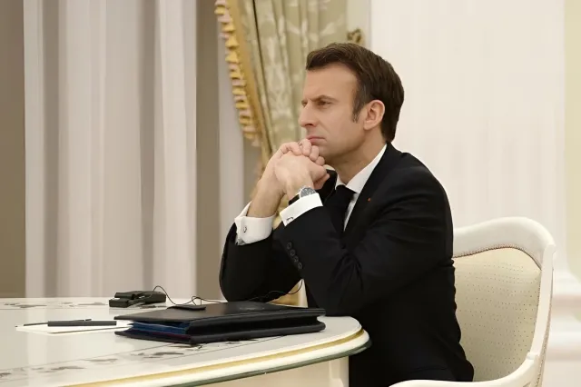 Makron istefa verməkdən imtina etdi