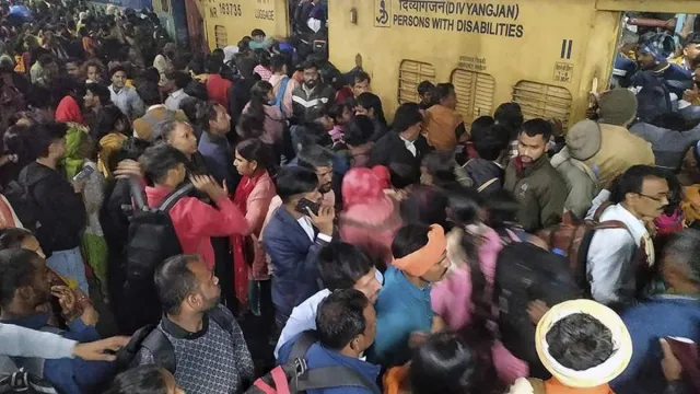 Hindistanda vağzalda izdiham zamanı 18 nəfər ölüb