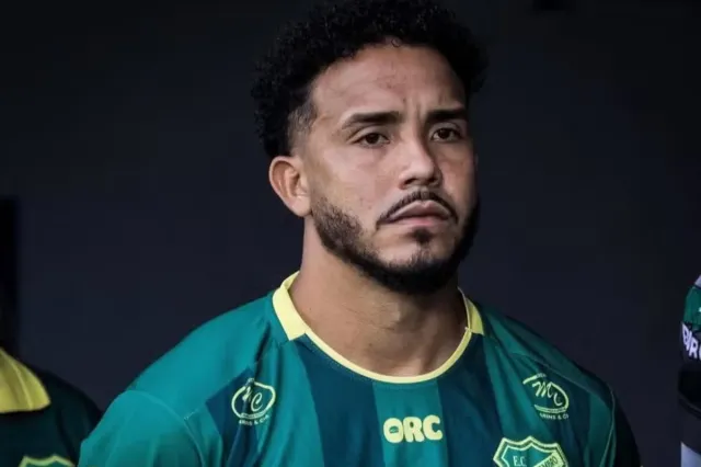 Braziliyada 26 yaşlı futbolçu oyundan əvvəl öldü