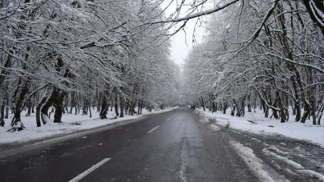 Bakı-Şamaxı və Bakı-Quba yollarında buzlaşma var