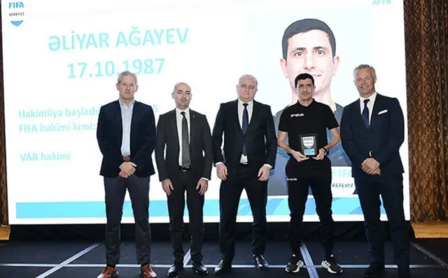 FIFA hakimi kimi fəaliyyət göstərəcək azərbaycanlı referi və köməkçilərinə emblemlər təqdim edildi