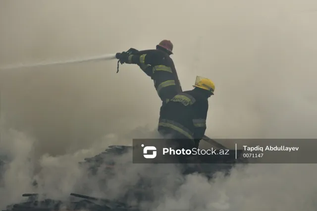 Bakıda sökülməkdə olan tikilidə baş verən yanğın söndürüldü
