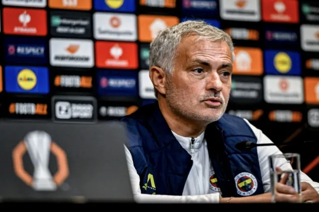 Joze Mourinyo mətbuat konfransı zamanı sualı uzadan jurnalisti ələ saldı – Xoruldadı