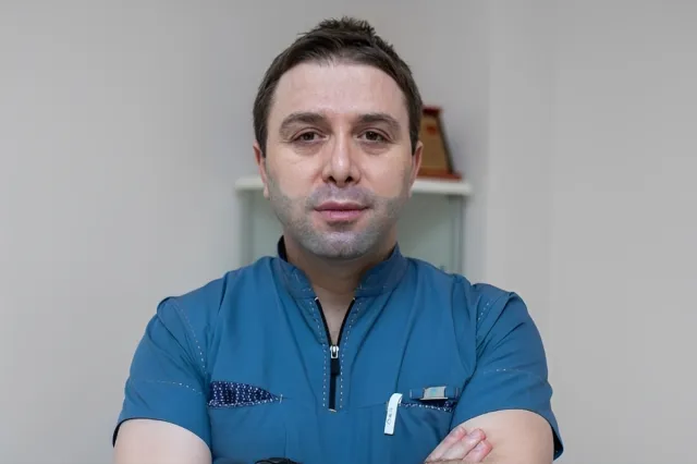 İmtahandan keçə bilmədiyi üçün təhqirli səsyazısı yayılan türkiyəli həkim işdən çıxarılır?