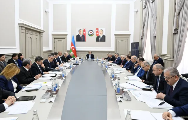 Nazirlər Kabinetində Bakı və ətraf ərazilərdə nəqliyyat infrastrukturu ilə bağlı iclas keçirildi
