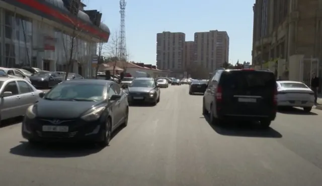 Bakıda qoşa xətlərin silinməsi sürücülərin cərimələnməsinə səbəb olur