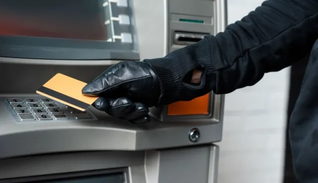 Bankomatdan insanların pulunu çıxaran şəxs 13-cü dəfə həbs edildi