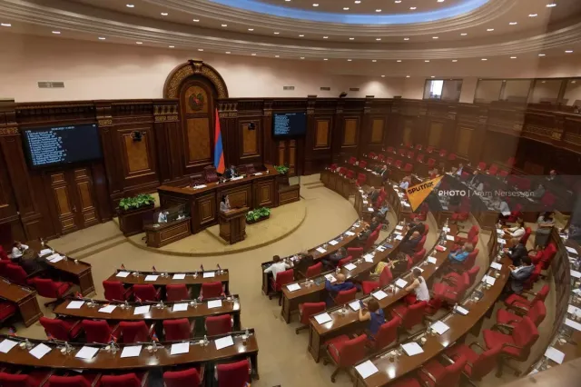 Ermənistan parlamenti iki deputatın toxunulmazlığını ləğv edib