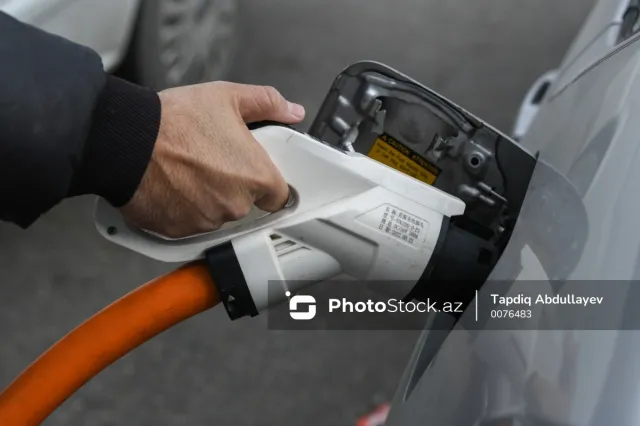 Elektromobillərin sayı ARTIR: Bəs yetərli sayda enerjidoldurma məntəqəsi VARMI?