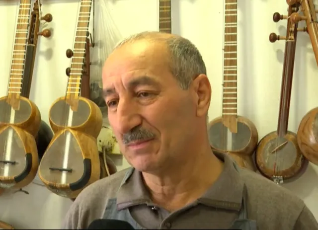 Ağac kötüklərindən müxtəlif musiqi alətləri hazırlayan usta: 
