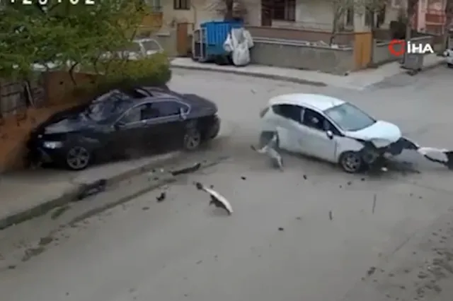 Türkiyədə azyaşlı zərbənin gücündən avtomobilin pəncərəsindən yola düşdü