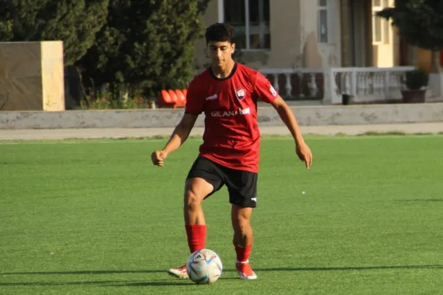 Azərbaycan millisinin gənc futbolçusu: 
