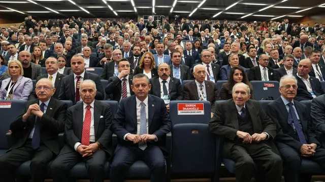 Özgür Özel yenidən CHP sədri seçildi