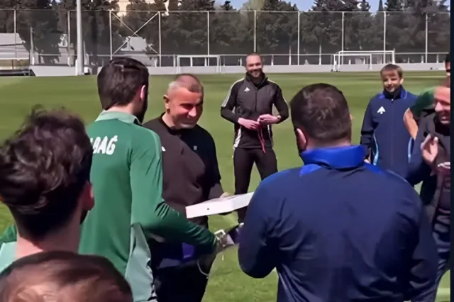 Futbolçular planşeti qıran Qurban Qurbanova yenisini hədiyyə etdilər