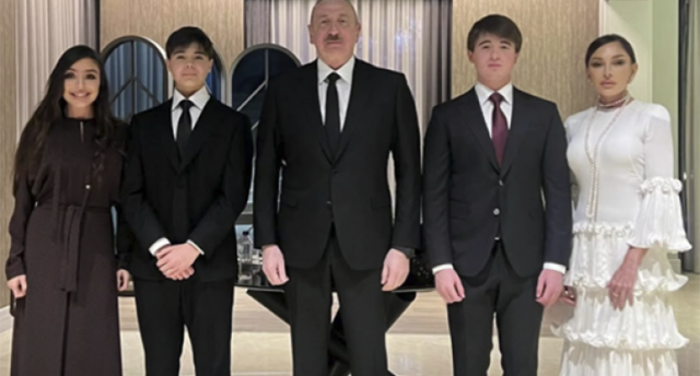 Prezident ailə üzvləri ilə Antalyada - FOTO