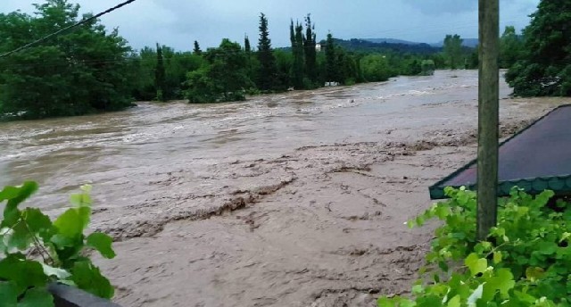 Azərbaycanda güclü sel - ölən və xəsarət alanlar var