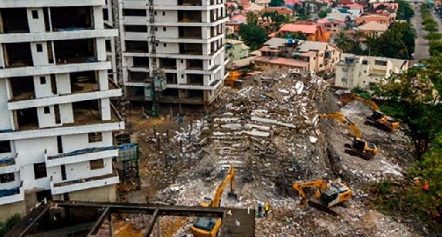 Bu ölkədə tikintisi gedən çoxmərtəbəli bina uçdu