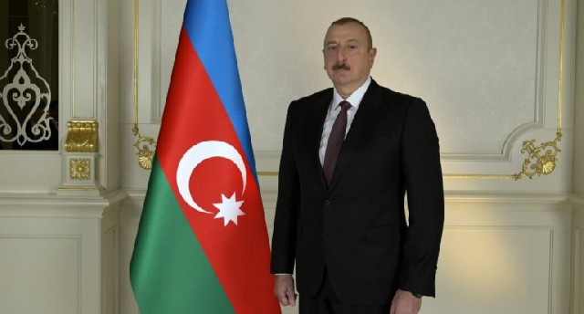 İlham Əliyev Pekində Xalq Qəhrəmanları Abidəsini ziyarət edib