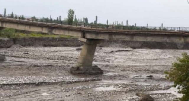 Qubada körpünün sütunu əyildi, 30 kəndin yolu çətinləşdi