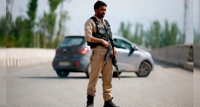 Hindistan əsas sərhəd postunu bağlayır, Pakistandakı səfirlik işçilərini ixtisar edir