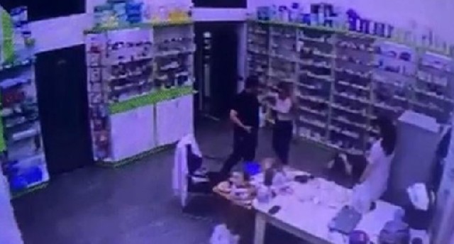 İşçisini döyməklə gündəmə gələn aptek müdiri bu dəfə özü döyüldü - Əməkdaşının əri tərəfindən