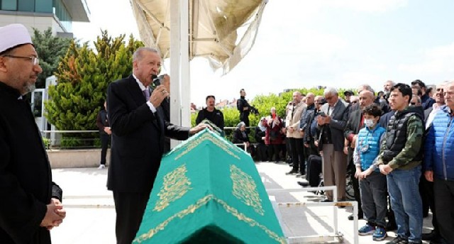 Müəlliminin dəfn mərasiminə qatıldı - FOTO