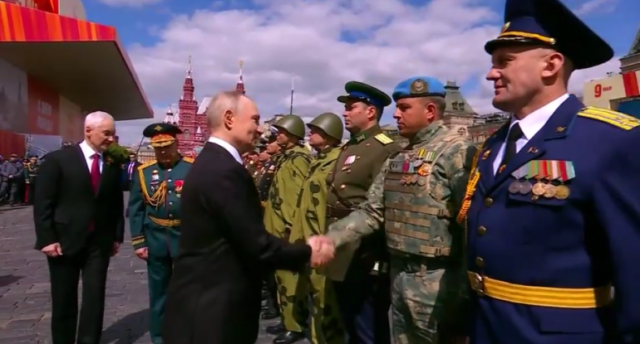 Putin azərbaycanlı polkovniklə belə görüşdü - VİDEO