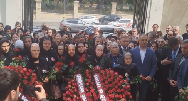 Şəhid polkovnik-leytenantın 13 yaşlı qızı dəfn edildi - VİDEO