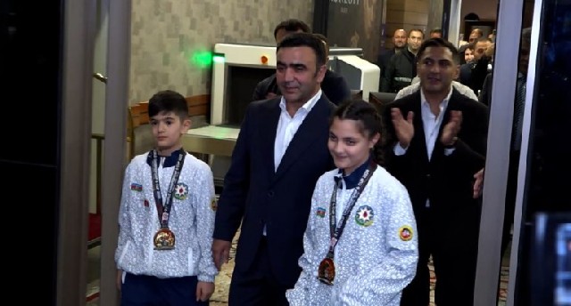 Dünya çempionu Əminənin Bakıda qarşılanması... - VİDEO